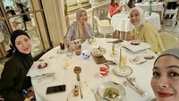 Natasha Rizky bersahabat dengan Dian Ayu Lestari hingga Nina Zatulini. Girls Time atau waktu kebersamaan mereka dihabiskan dengan menyambangi restoran yang keren. Foto: Instagram/natasharizkynew