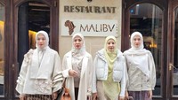 Bersama tiga orang sahabatnya, Natasha Rizky menikmati liburan di Perancis. Untuk mengisi perutnya mereka menyambangi restoran  yang terkenal dengan menunya yang lezat. Foto: Instagram/natasharizkynew