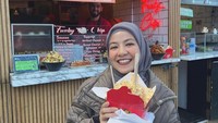 Ibu dari tiga anak ini paling suka mencicipi kuliner-kuliner yang enak. Penjual nacho cheese kaki lima menjadi sasarannya untuk dinikmati saat jalan-jalan di London. Foto: Instagram/natasharizkynew