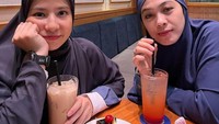 Kini Natasha Rizky lebih banyak menghabiskan waktu bersama sahabatnya. Jalan-jalan untuk menghabiskan waktu hangout ke kafe bersama sahabatnya. Foto: Instagram/natasharizkynew