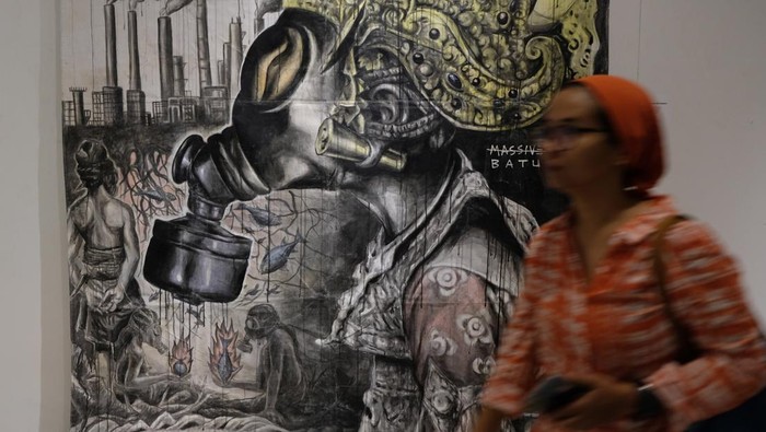 Pengunjung mengamati karya foto jurnalistik saat Pameran Kisah Rimba di Gedung Dharma Negara Alaya, Denpasar, Bali, Jumat (8/12/2023). Kegiatan yang digelar oleh Pulitzer Center berkolaborasi dengan Galeri Foto Jurnalistik Antara (GFJA) dan sejumlah seniman tersebut menampilkan 48 karya seni berupa lukisan, karikatur, mural, dan foto jurnalistik dengan mengangkat berbagai isu mengenai hutan yang berlangsung pada 8-14 Desember 2023. ANTARA FOTO/Nyoman Hendra Wibowo/foc.