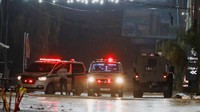Saat melakukan penyerangan, militer Israel juga melakukan penggeledahan pada ambulans yang ingin melintasi kota.    