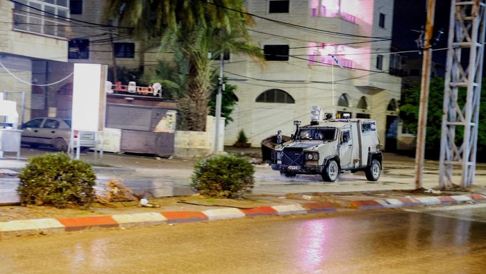 Pasukan Israel Serbu Jenin, Ambulans Digeledah Ambulances are stopped by Israeli army forces during a raid in Jenin, in the Israeli-occupied West Bank, December 5, 2023. REUTERS/Raneen Sawafta