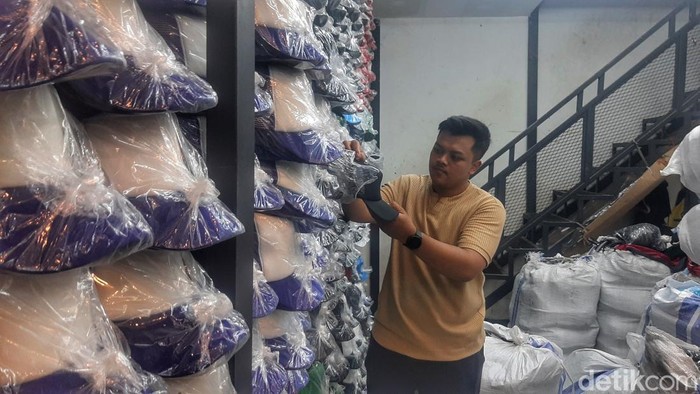 Pembuat Topi, Muhammad Ilham Maulana (24) tengah memproduksi topi custom.