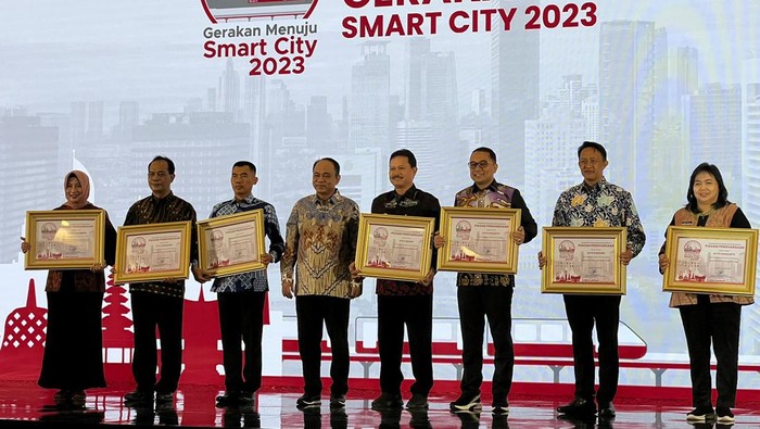 Pemkot Bandung meraih penghargaan Smart Government dan Smart Society dari Kementerian Komunikasi dan Informatika (Kemenkominfo).