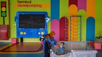 Penumpang bus yang datang ke Terminal Leuwipanjang mulai dari penumpang bus kota, bus AKDP dan AKAP semuanya bisa menikmati fasilitas terbaru yang ada di Terminal Leuwipanjang salah satunya kids zone atau area bermain anak.  