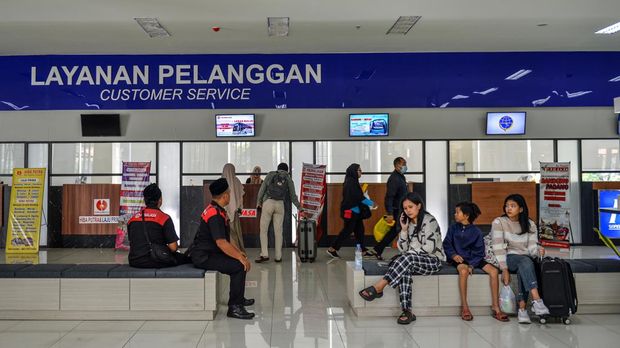 Calon penumpang berada di salah satu sudut Terminal Leuwipanjang, Bandung, Jawa Barat, Jumat (8/12/2023).  Kementerian Perhubungan bekerja sama dengan Pemerintah Korea Selatan untuk merevitalisasi Terminal Leuwipanjang yang menjadi terminal pertama proyek percontohan modernisasi terminal di Indonesia. ANTARA FOTO/Raisan Al Farisi/Spt.