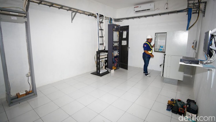 Penampakan Titik Interkoneksi di Tobelo yang Sokong Internet 4 Wilayah Teknisi beraktivitas di Pusat Palapa Ring Tengah di Kecamatan Tobelo, Kabupaten Halmahera Utara, Maluku Utara, Senin (27/11/2023).