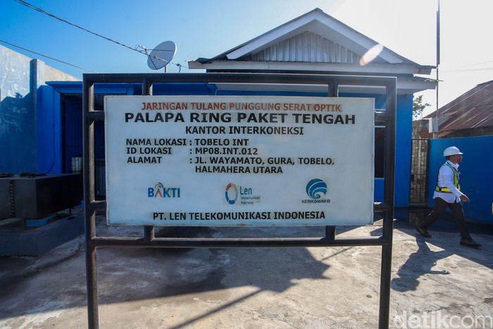 Teknisi beraktivitas di Pusat Palapa Ring Tengah di Kecamatan Tobelo, Kabupaten Halmahera Utara, Maluku Utara, Senin (27/11/2023).