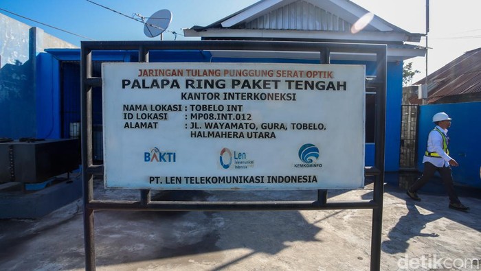 Teknisi beraktivitas di Pusat Palapa Ring Tengah di Kecamatan Tobelo, Kabupaten Halmahera Utara, Maluku Utara, Senin (27/11/2023).