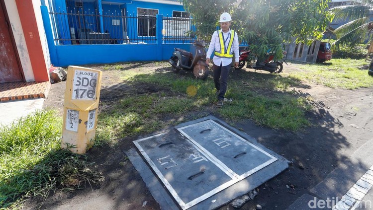 Teknisi beraktivitas di Pusat Palapa Ring Tengah di Kecamatan Tobelo, Kabupaten Halmahera Utara, Maluku Utara, Senin (27/11/2023).