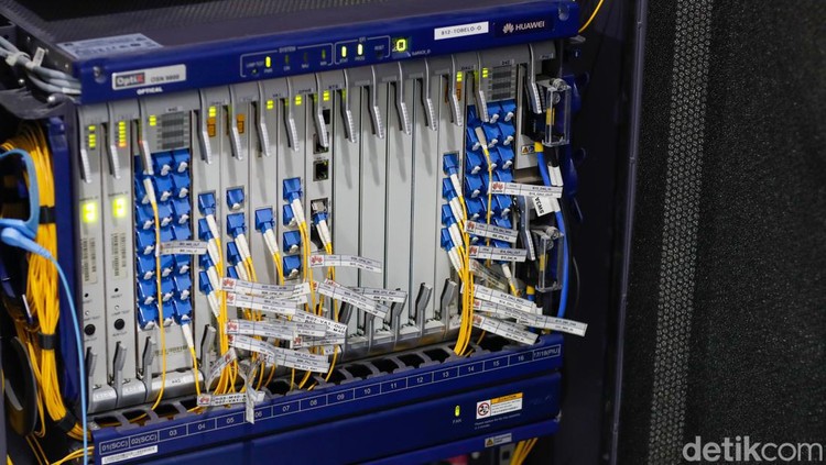 Penampakan Titik Interkoneksi di Tobelo yang Sokong Internet 4 Wilayah Teknisi beraktivitas di Pusat Palapa Ring Tengah di Kecamatan Tobelo, Kabupaten Halmahera Utara, Maluku Utara, Senin (27/11/2023).
