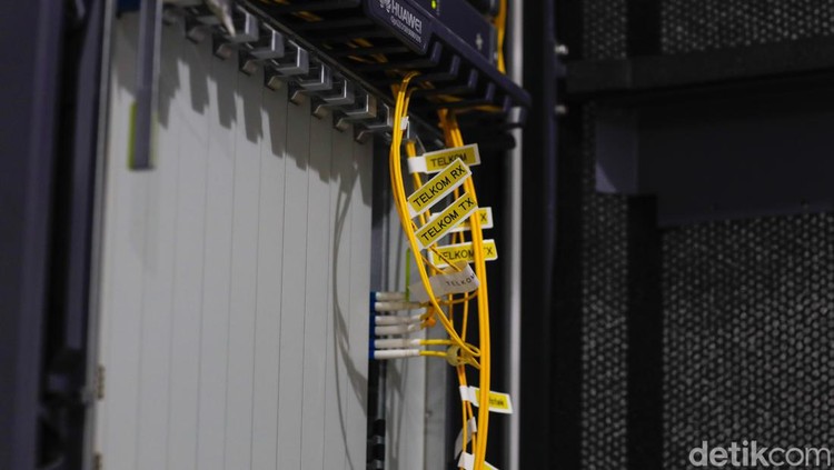 Penampakan Titik Interkoneksi di Tobelo yang Sokong Internet 4 Wilayah Teknisi beraktivitas di Pusat Palapa Ring Tengah di Kecamatan Tobelo, Kabupaten Halmahera Utara, Maluku Utara, Senin (27/11/2023).