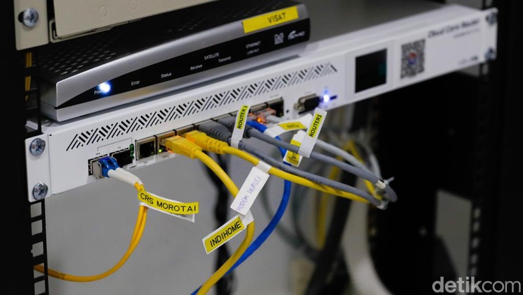 Penampakan Titik Interkoneksi di Tobelo yang Sokong Internet 4 Wilayah Teknisi beraktivitas di Pusat Palapa Ring Tengah di Kecamatan Tobelo, Kabupaten Halmahera Utara, Maluku Utara, Senin (27/11/2023).