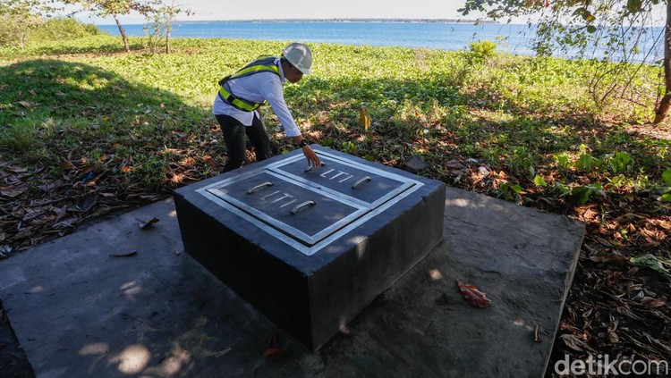 Teknisi beraktivitas di Pusat Palapa Ring Tengah di Kecamatan Tobelo, Kabupaten Halmahera Utara, Maluku Utara, Senin (27/11/2023).