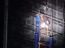 Pencuri Lampu Tepergok-Terjebak di Papan Reklame, Nyaris Diamuk Massa