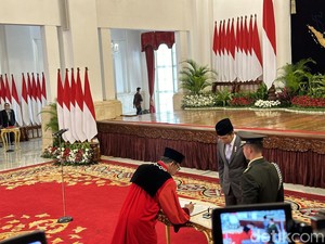 Ucap Sumpah di Depan Jokowi, Ridwan Mansyur Resmi Jadi Hakim MK