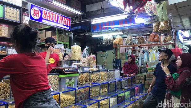 Penjual kue di Pasar Jatinegara, Jakarta Timur. (Damaris Fanuelle Kurnia Candra/detikcom)