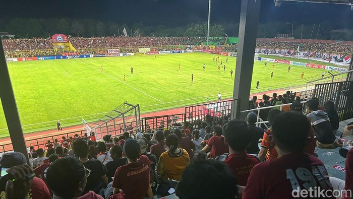 Penonton di laga PSM Makassar Vs Bhayangkara FC di Stadion Gelora BJ Habibie, Parepare.