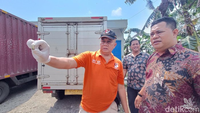 Tim Inafis Polresta Banyumas menunjukkan selongsong peluru yang ditemukan di depan gudang ekspedisi barang, Desa Kedungrandu, Kecamatan Patikraja, Kabupaten Banyumas, Jumat (8/12/2023).