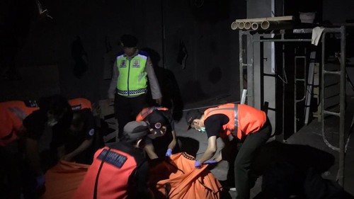 Petugas mengevakuasi buruh bangunan yang ditemukan tewas di lokasi proyek Jalan Tukad Balian, Kota Denpasar, Bali. (Dok. Polresta Denpasar)