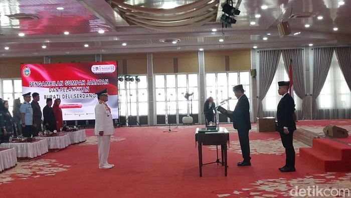 Pj Gubernur Sumut Hassanudin saat melantik Ali Yusuf Siregar sebagai Bupati Deli Serdang. (Finta Rahyuni/detikSumut)
