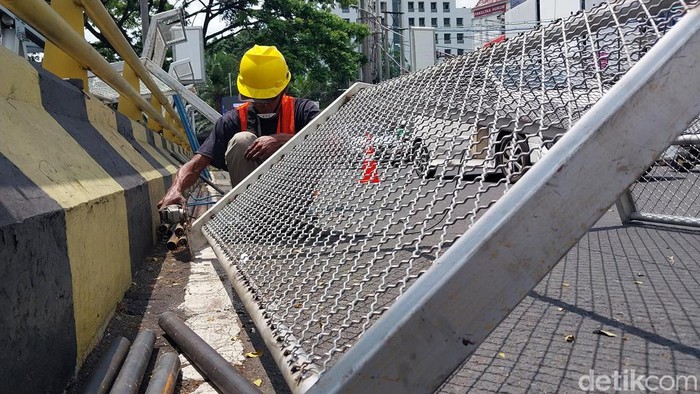 Jembatan Soekarno-Hatta atau biasa dikenal dengan sebutan Jembatan Suhat kini mulai dipasang pagar.