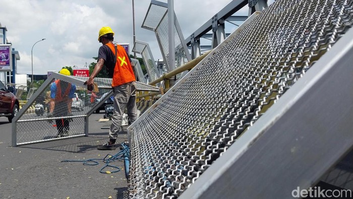 Potret Jembatan Suhat di Malang Jembatan Soekarno-Hatta atau biasa dikenal dengan sebutan Jembatan Suhat kini mulai dipasang pagar.