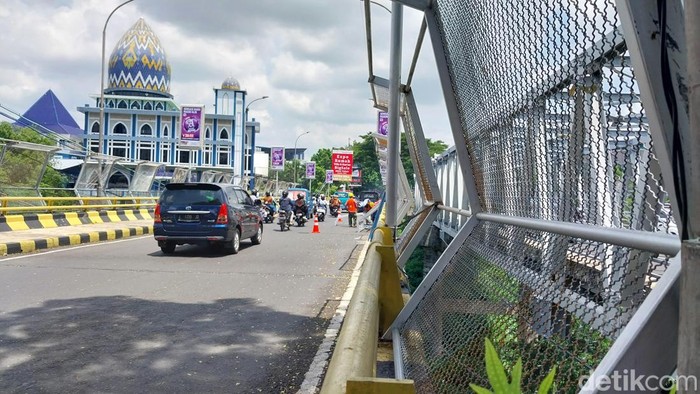 Potret Jembatan Suhat di Malang Jembatan Soekarno-Hatta atau biasa dikenal dengan sebutan Jembatan Suhat kini mulai dipasang pagar.