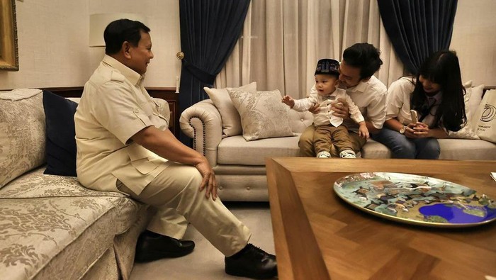 Menteri Pertahanan Prabowo Subianto bertemu dengan bocah Kenneth Kenkulus Matthew yang viral di media sosial (medsos). Kenneth Matthew dikenal sebagai bocah yang gemar belajar kalkulus.