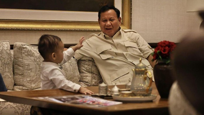 Menteri Pertahanan Prabowo Subianto bertemu dengan bocah Kenneth Kenkulus Matthew yang viral di media sosial (medsos). Kenneth Matthew dikenal sebagai bocah yang gemar belajar kalkulus.