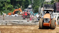 Pekerja sedang menyelesaikan proyek pembangunan jembatan Otto Iskandardinata (Otista) di Kota Bogor, Jawa Barat, Kamis (7/12/2023).