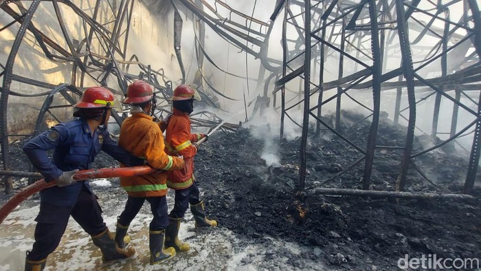 Proses pemadaman kebakaran di gudang Lazada Sidoarjo.