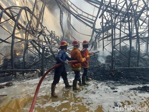 10 Mobil PMK Dikerahkan, Gudang Logistik yang Terbakar di Sidoarjo Padam