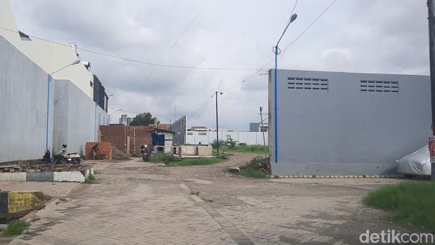 Proyek pembangunan aula yang menghalangi akses warga di Jalan Rappocini Makassar.