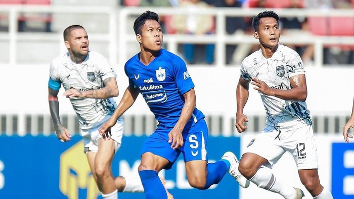 Bek PSIS, Wahtyu Prast (biru) harus absen saat timnya bertandang ke markas Borneo FC.