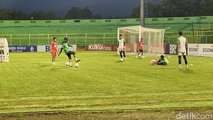 Pemain PSM Makassar latihan jelang laga kontra Bhayangkara di Stadion Gelora BJ Habibie.