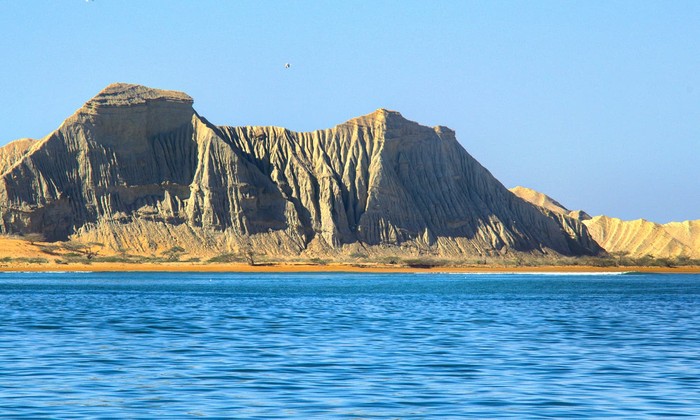 Sebagian orang percaya bahwa Dajjal dikurung di Pulau Astola, Pakistan. Yuk, cari tahu soal Pulau Astola itu sendiri.