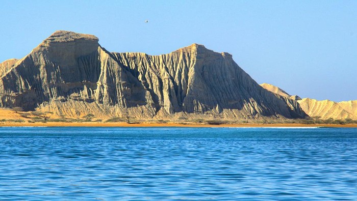 Sebagian orang percaya bahwa Dajjal dikurung di Pulau Astola, Pakistan. Yuk, cari tahu soal Pulau Astola itu sendiri.