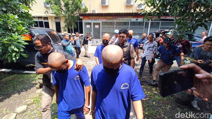Polisi mengamankan 5 tersangka penjual pupuk palsu yang diedarkan kepada petani di Mapolresta Banyumas, Jumat (8/12/2023).