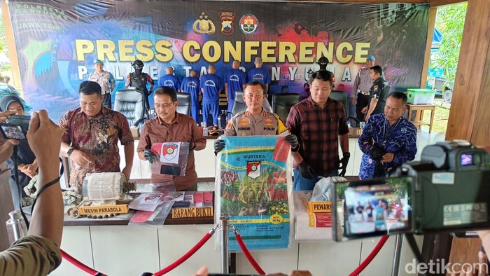 Wakapolresta Banyumas, AKBP Hendri Yulianto (tengah) menunjukkan barang bukti berikut pelaku kasus peredaran pupuk palsu di Mapolresta Banyumas, Jumat (8/12/2023).