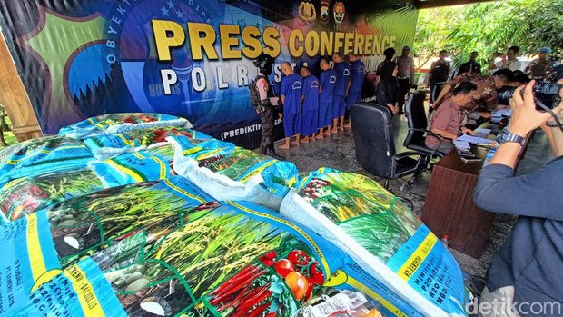 Polisi mengamankan 5 tersangka penjual pupuk palsu yang diedarkan kepada petani di Mapolresta Banyumas, Jumat (8/12/2023).