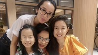 Wanita 43 tahun ini sosok yang dekat dengan keluarga. Ini momennya makan di restoran steak sambil merayakan ulang tahun sang ibu. Foto: Instagram putripatricia888