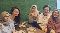 Santai di kafe sambil minum es kopi susu jadi cara Putri Patricia menghabiskan waktu bersama keluarga. Slurpp! Foto: Instagram putripatricia888