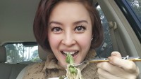 Di mobil ia tampak mengisi perut dengan melahap bakmi kemasan cup. Duh jadi ngiler ya? Foto: Instagram putripatricia888