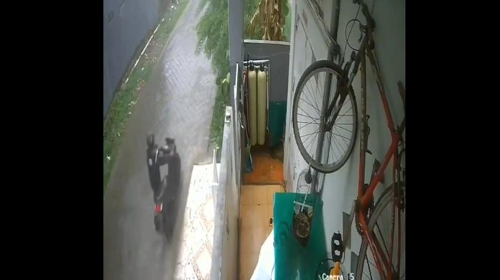 Rekaman CCTV aksi pria curi motor saat hujan deras di Makassar.