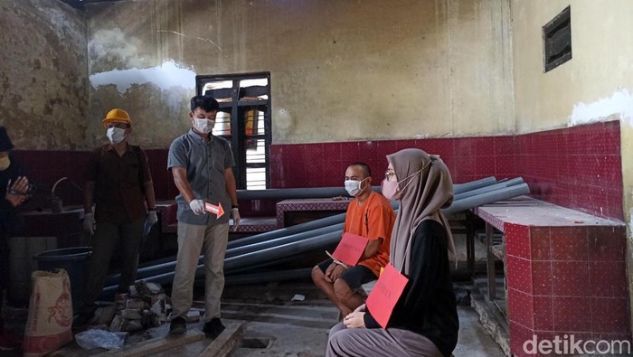 Rekonstruksi Handono Habisi Fitriani Lalu Kubur di dalam Rumah Suprio Handono (31) tersangka pembunuhan istrinya, Fitriani yang mayatnya dicor di dalam rumah menjalani rekonstruksi,Jumat (8/12/2023).