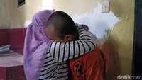 Saat rekonstruksi, keluarga Handono turut dihadirkan. Tampak momen Handono dipeluk kakak perempuannya, Nurul. Pada momen itu, sang kakak memberi minum dan Handono meminta maaf usai menjalani rekonstruksi.