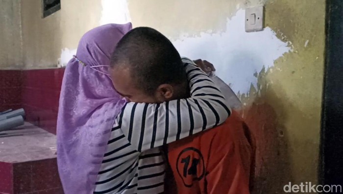 Suprio Handono (31) tersangka pembunuhan istrinya, Fitriani yang mayatnya dicor di dalam rumah menjalani rekonstruksi,Jumat (8/12/2023).