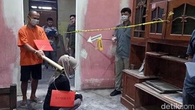 Potret Rekonstruksi Handono Habisi Fitriani Lalu Kubur di dalam Rumah